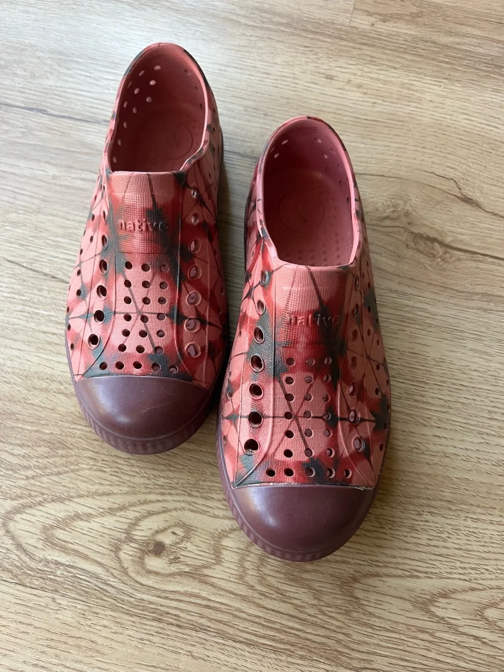 Native Jefferson Burgundy Print Shoes Kids C12